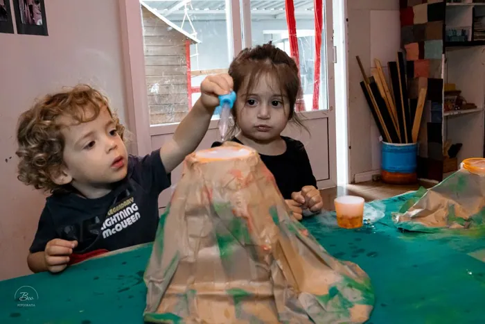 Mesa de exploração com materiais preparados para o Minuto Curioso